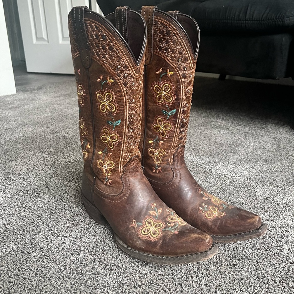Ariat Floral Women’s Brown Leather Boots (US 6B) w/ rhinestone adornments